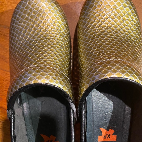 Dansko XP gold snakeskin pattern slip on clogs size 36 - Picture 5 of 7